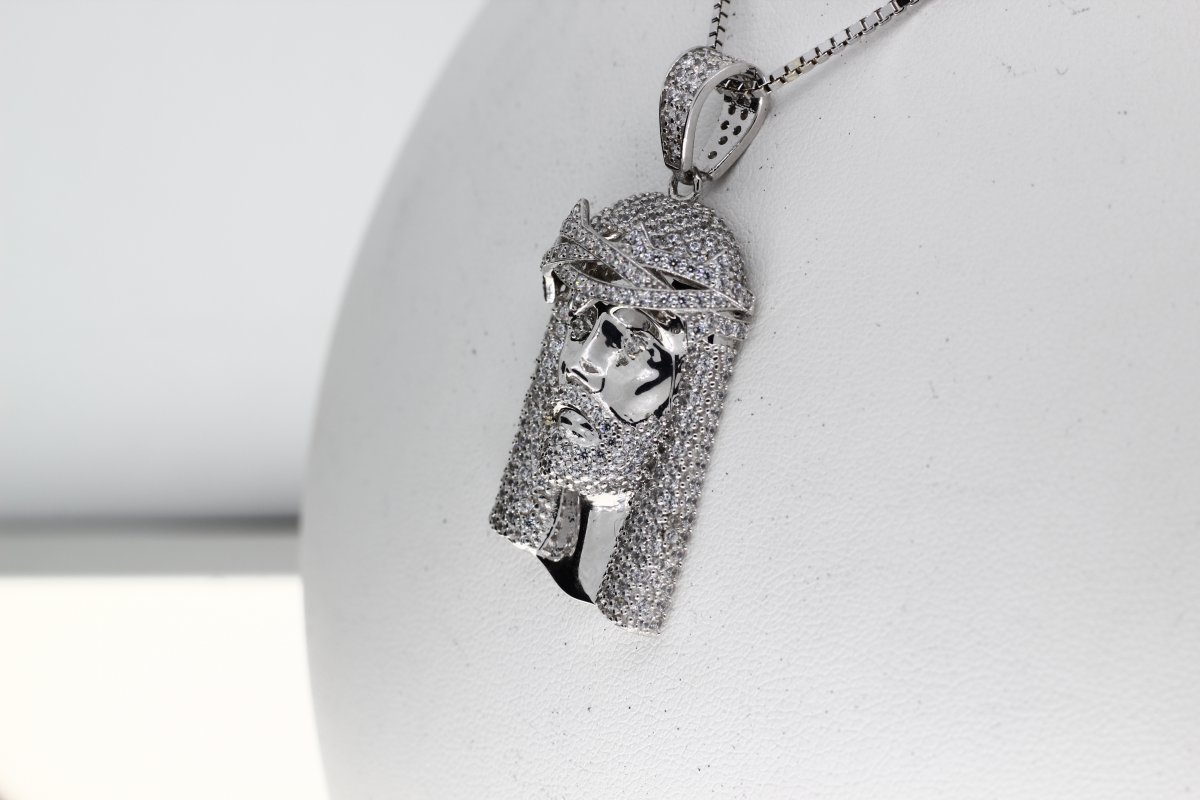 Christus Hanger 18 Karaat Witgoud Pavé